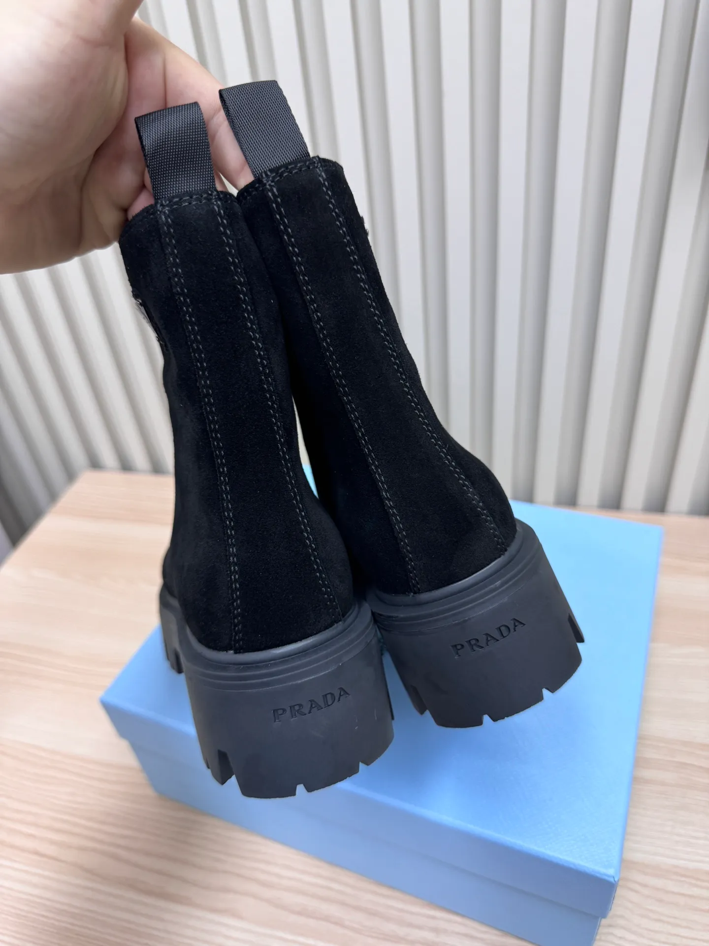 👟👟Ex-factory price 680👟👟 Prada / Prada couple's Martin boots are here, comfortable and elegant to wear. The original molded outsole of the counter is 1:1 replica. It is made of non-slip and wear-resistant imported TPU tin mold vacuum outsole. Tank-shaped thick sole. Fabric: imported anti-explosion cowhide. Lining: imported mixed sheepskin lining. Sheepskin foot pads. Outsole: tin molded beef tendon sole. Code number: 35-41 (42 customized)
